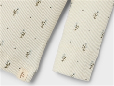 lil\' atelier top med flæsekant på skulderen og blomsterprint, set tæt på